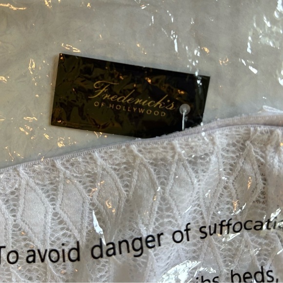 NWT FREDERICK’S OF HOLLYWOOD White Ellison  Lace Cheeky Thong Panties Size 1X - Picture 6 of 8